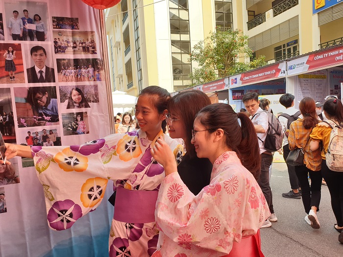 Đây còn là cơ hội để các bạn sinh viên trực tiếp trải nghiệm những nét văn hóa độc đáo của đất nước Nhật Bản như mặc thử kimono, yukata…